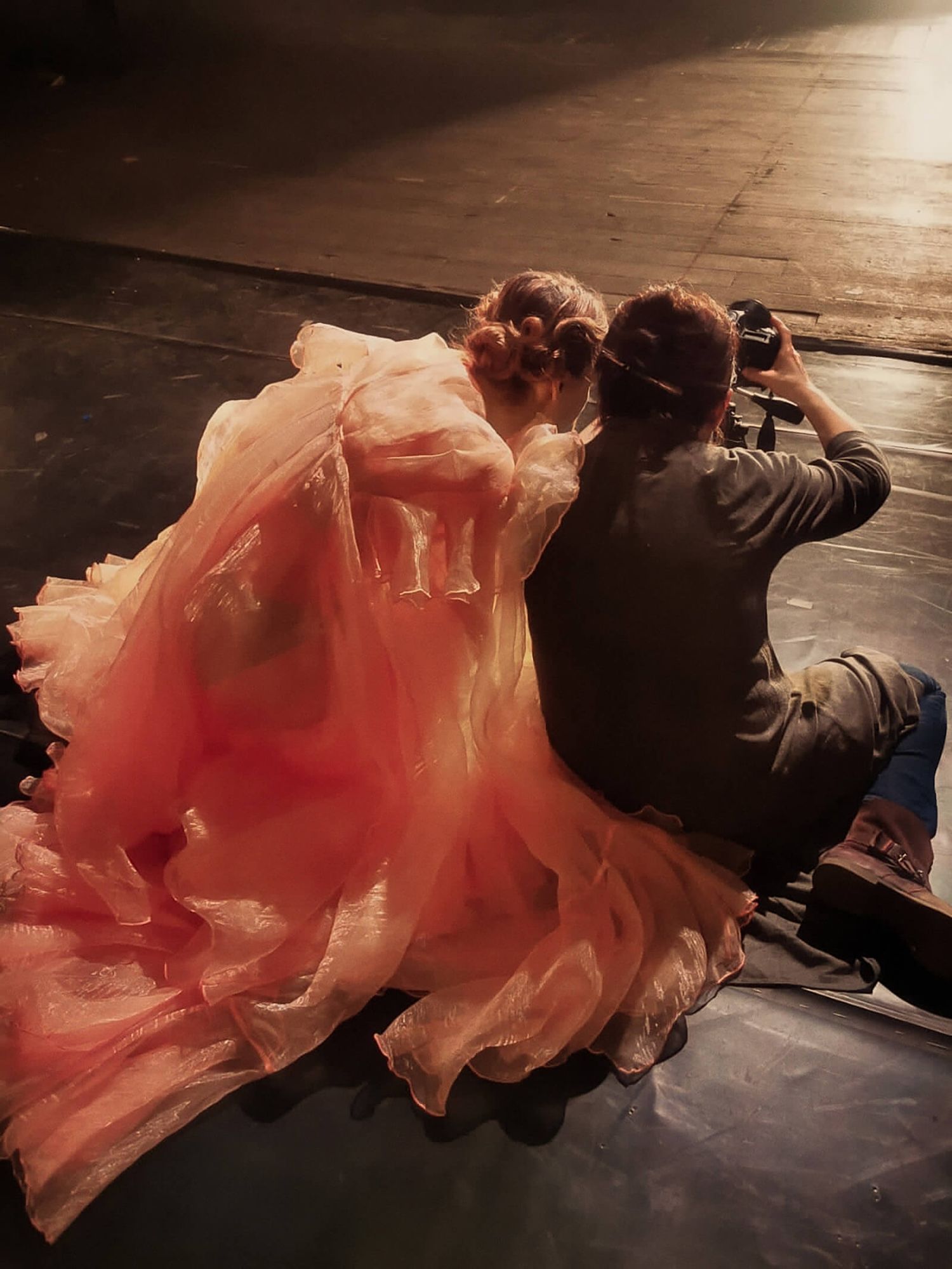 Tancerka uchwycona za kulisami Teatru Wielkiego podczas pracy rzemieślniczej – fotografia autorstwa Anety Ludwig.