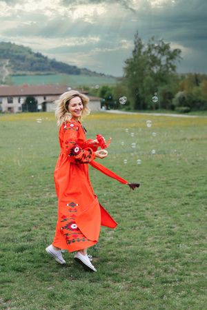 fotografia personal para une mujer joven en Olarizu en el traje ucraniano, sesion de fotos en Vitoria gasteiz