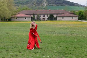 fotografia personal para une mujer joven en Olarizu en el traje ucraniano, sesion de fotos en Vitoria gasteiz, BOAfoto