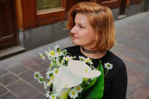 Retrato artístico en exterior con luz suave en Vitoria‑Gasteiz, fotógrafo en País vasco