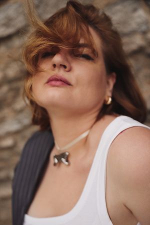 Retrato artístico en centro de la ciudad con luz suave en Vitoria‑Gasteiz