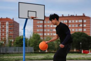 Sesión de fotos personal deportiva en campo de baloncesto con luz suave en Vitoria‑Gasteiz, Alava, País Vasco