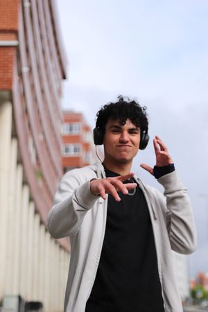 Retrato artístico en naturaleza con luz suave en Vitoria‑Gasteiz, Alava