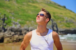 Retrato de un joven en la playa País vaco españa, sesión de fotos personal Vitoria Gasteiz