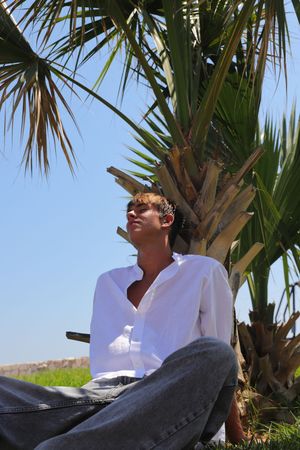 Retrato de un joven en naturaleza con luz suave en España, sesión de fotos personal en Vitoria