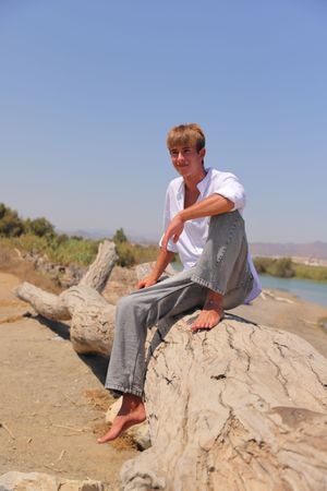 Retrato artístico en naturaleza con luz suave en España, sesión de fotos personal en Vitoria