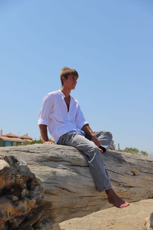 Retrato artístico en naturaleza con luz suave en España, sesión de fotos personal en Vitoria