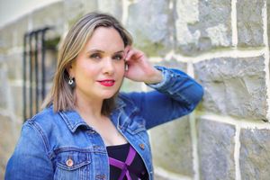 retrato de una mujer en exteriores de Vitoria-Gasteiz,  fotógrafo personal en Alava