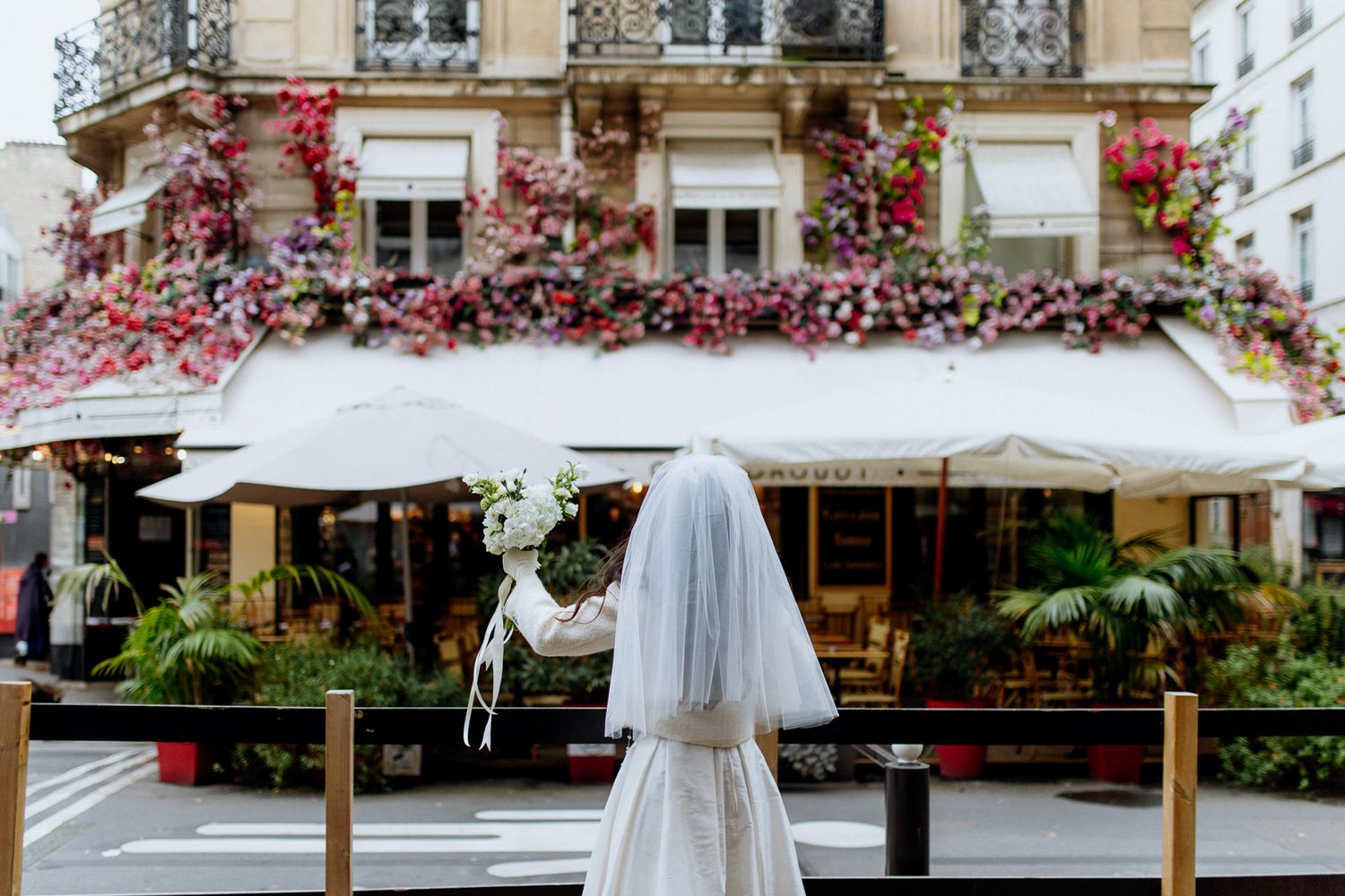 mariée devant un immeuble fleuri de paris