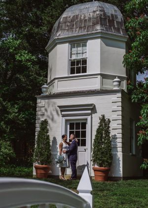 Couple posing for wedding photography captured by southern Maryland wedding photographer Mallory Bramlett.