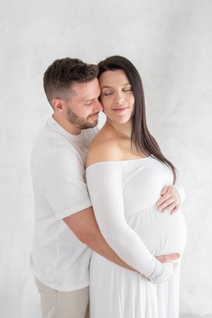 Couple attendant un enfant se tenant par la main au studio fine art de Québec lors de leur séance photo de maternité et grossesse