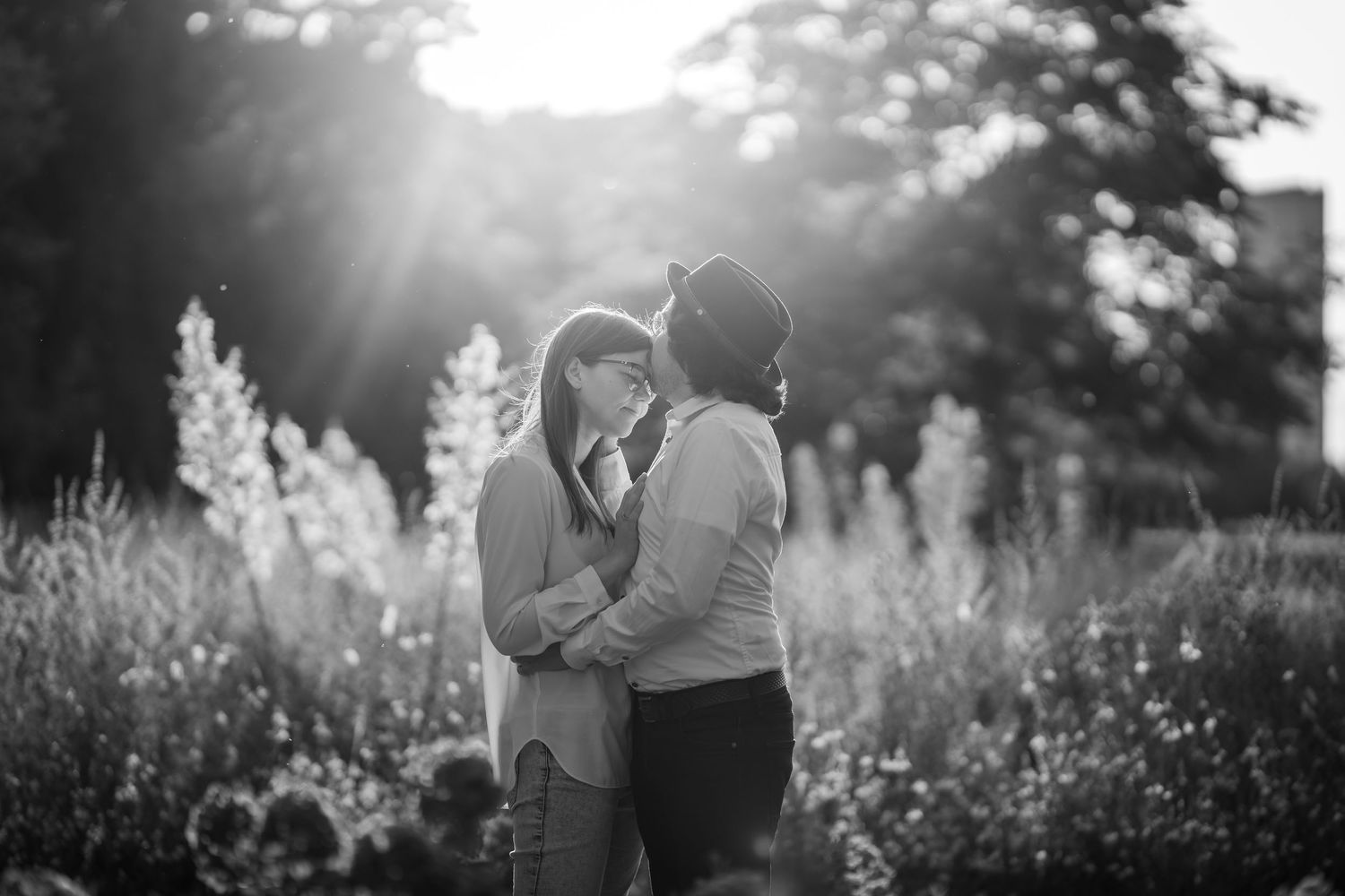 Entspanntes Couple Shooting im Treptower Park Berlin auf dem Wasser