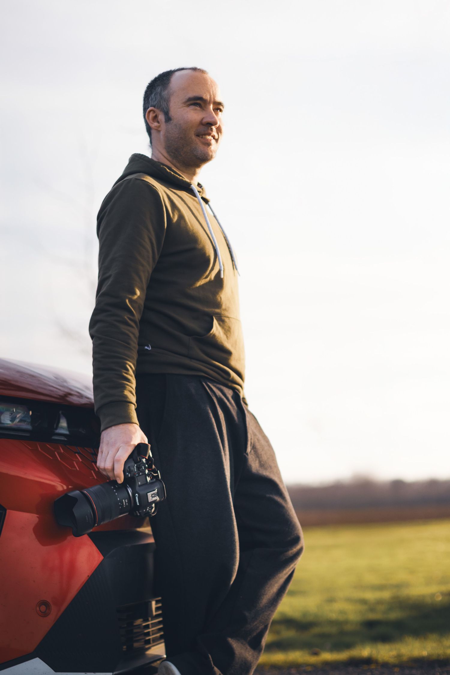 Clément Choulot, photographe automobile et lifestyle, prêt pour vos projets créatifs avec son appareil photo Canon.