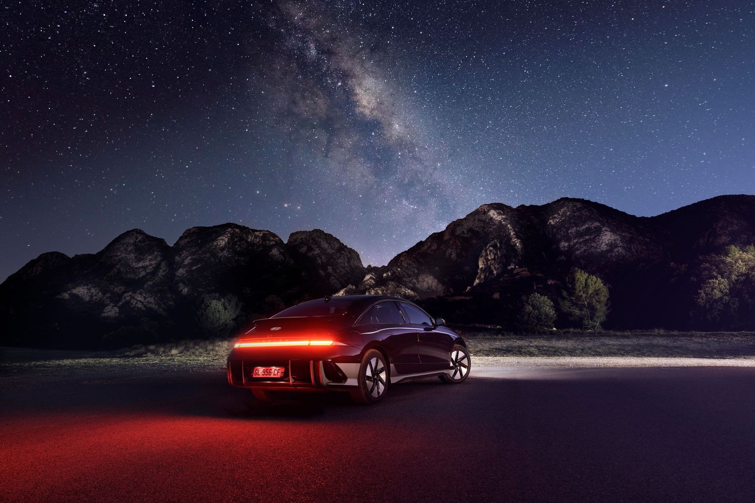 Photographie de nuit Hyundai IONIQ 6 sous la Voie Lactée astrophotographie automobile