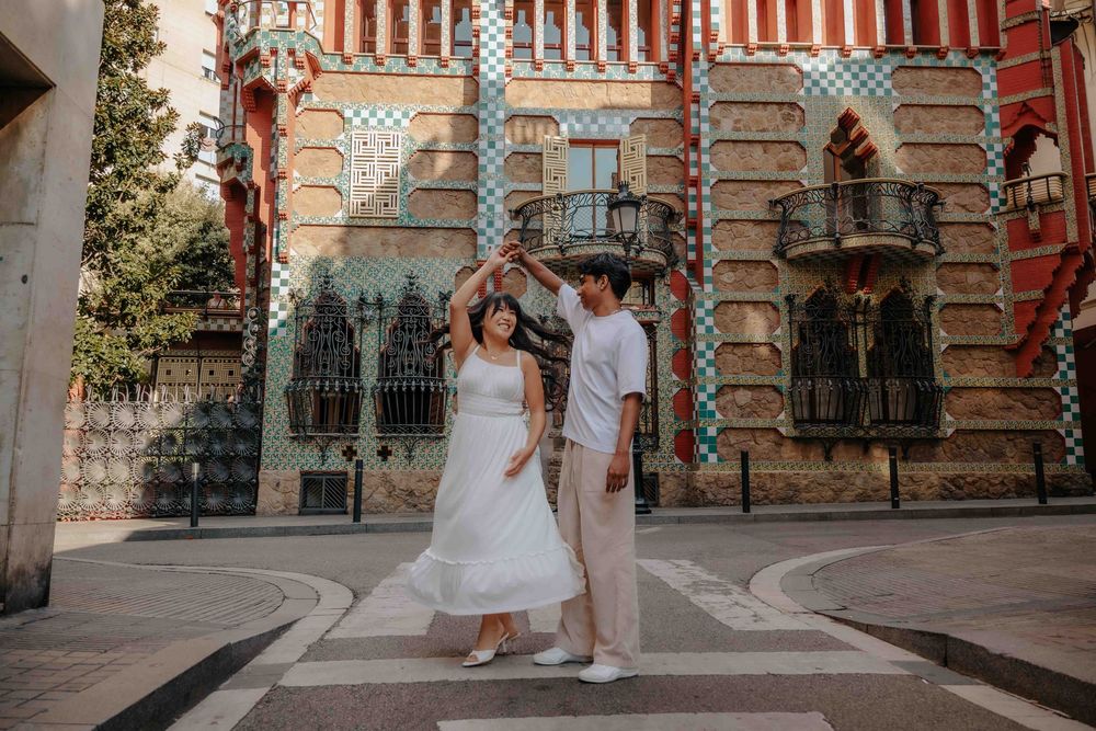 Artistic angle of couple standing under the arches of Casa Vicens.