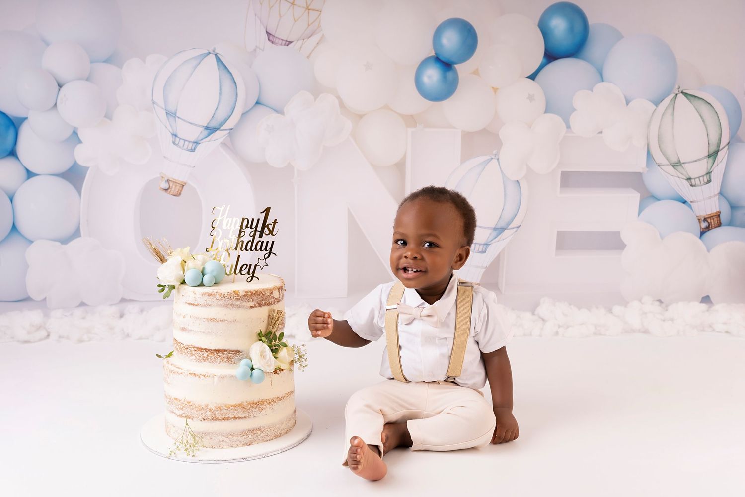 perfect fun little cake smash session before the messy session begins