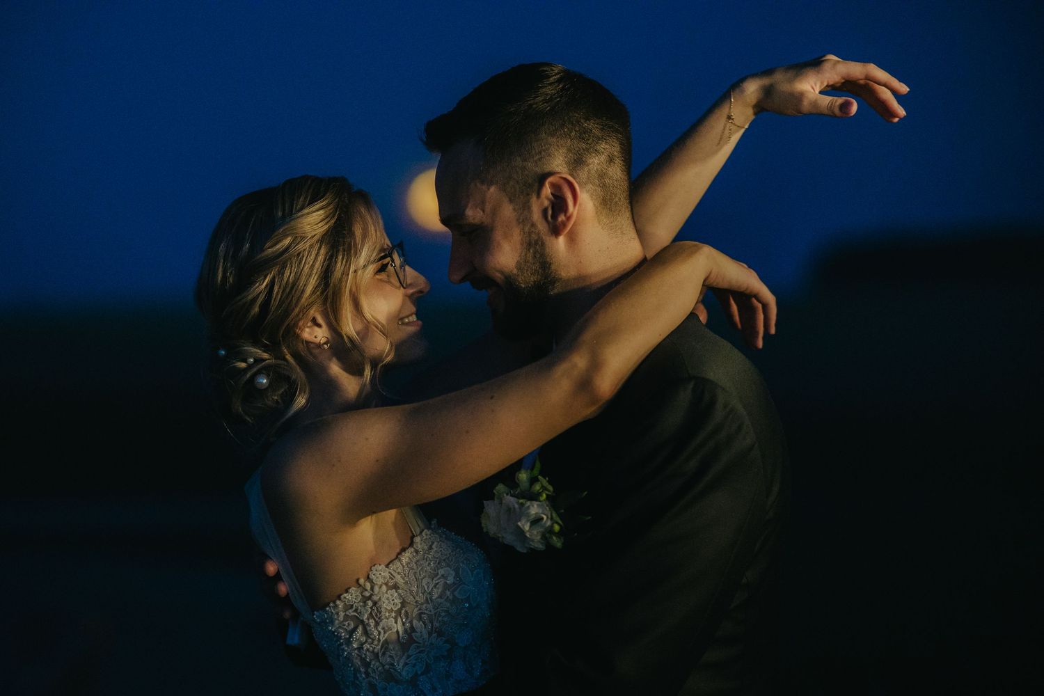 Sesja ślubna w nocy. Wojciech Grzegorczyk fotograf ślubny