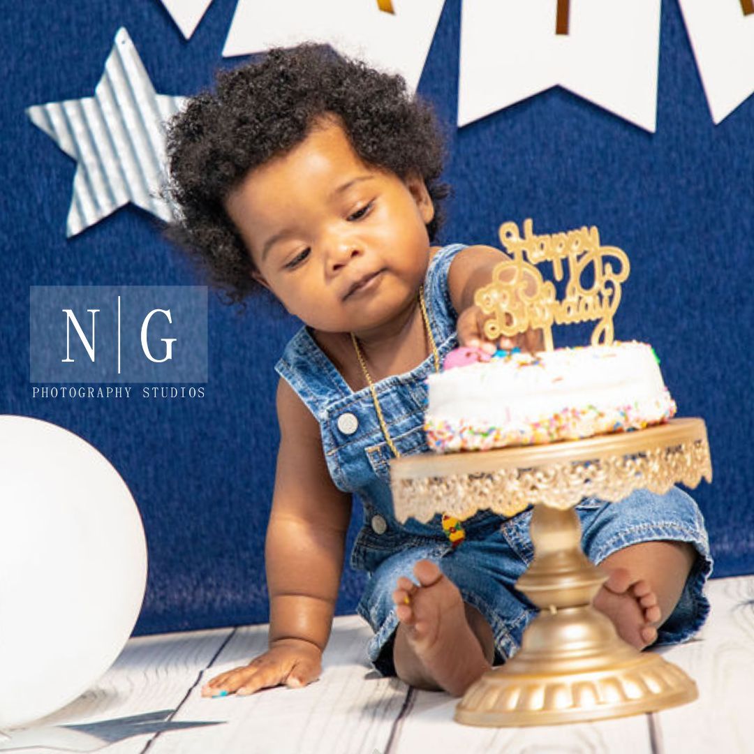 Professional photography studio setup with blue backdrop and gold decorative elements.