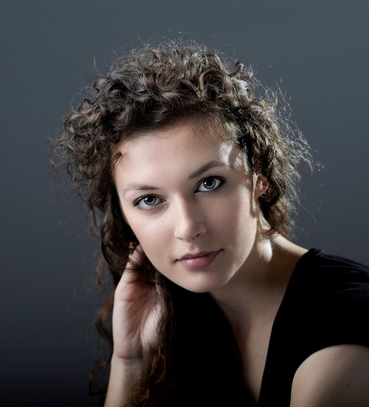 Profesionalni studijski portret v Foto Colarič Brestanica – elegantno portretno fotografiranje za posameznike iz Posavja.