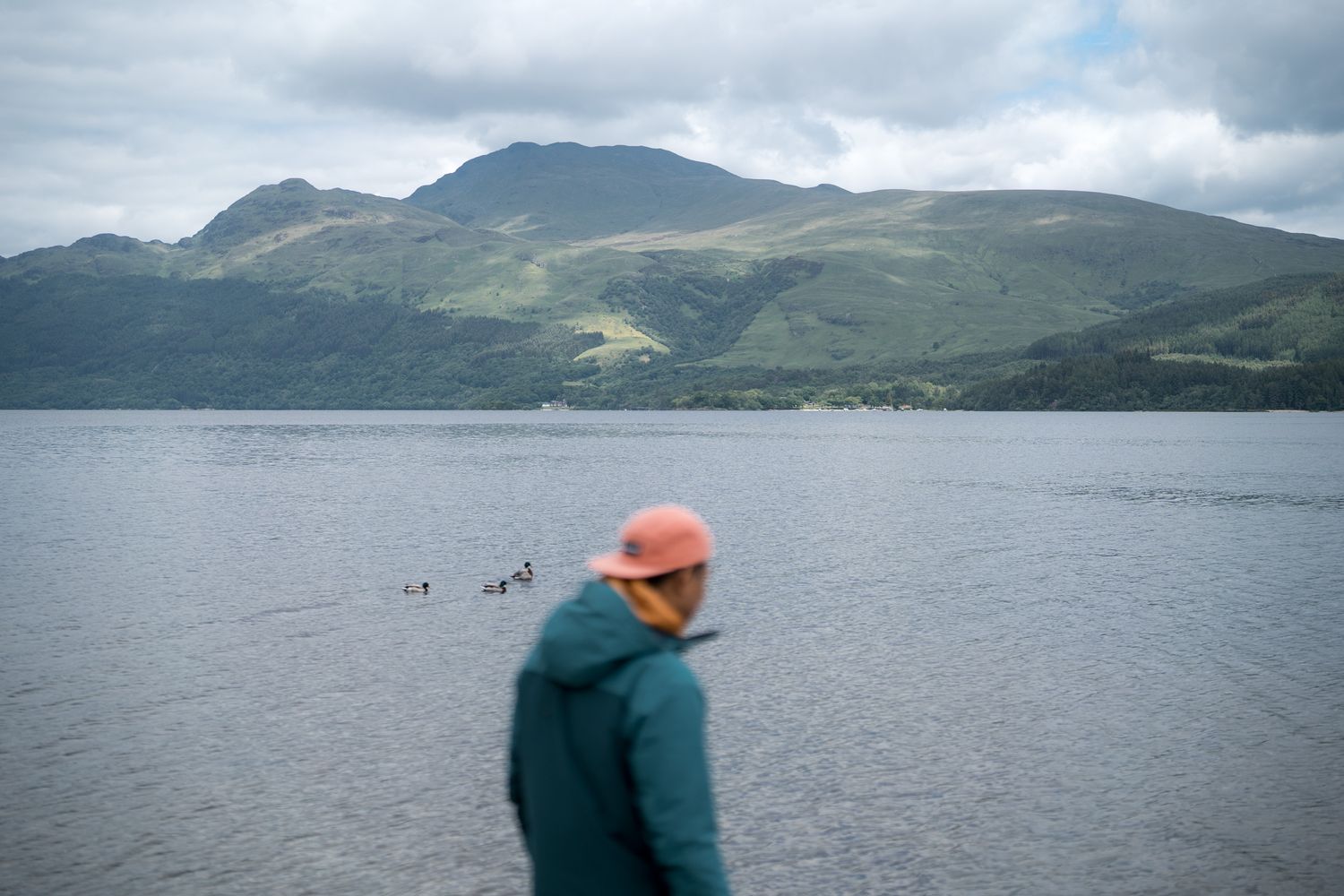 randonneur devant le loch lomond en écosse