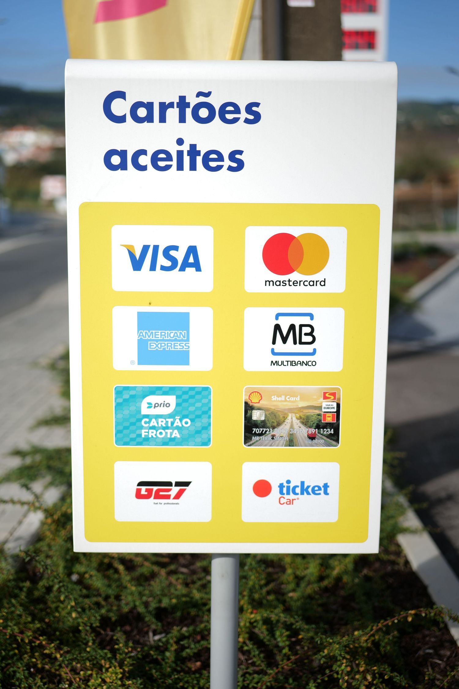 Cartoes aceites sign displaying accepted payment methods including Visa and Mastercard.