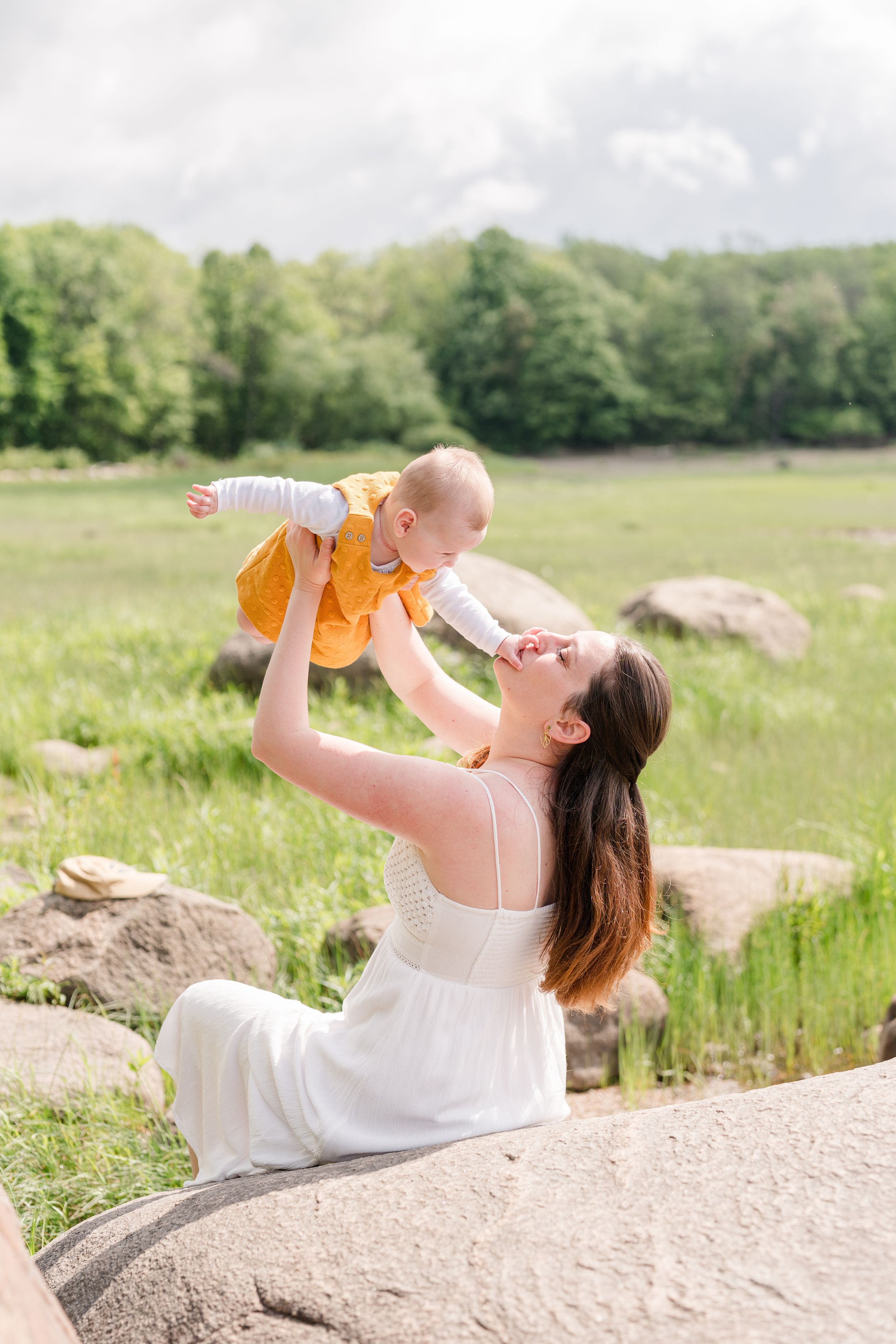 Photographe de maternité et nouveau-né à Saint-Augustin-de-Desmaures, près de Québec. Garde-robe cliente disponible pour maman et bébé