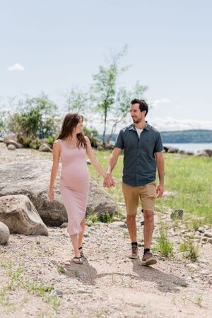 Photographe de maternité et nouveau-né à Saint-Augustin-de-Desmaures, près de Québec. Garde-robe cliente disponible pour maman et bébé