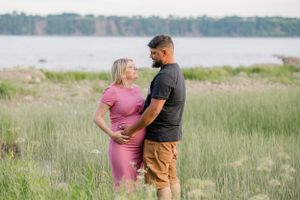 Photographe de maternité et nouveau-né à Saint-Augustin-de-Desmaures, près de Québec. Garde-robe cliente disponible pour maman et bébé