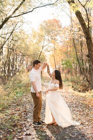 Photographe de maternité et nouveau-né à Saint-Augustin-de-Desmaures, près de Québec. Garde-robe cliente disponible pour maman et bébé