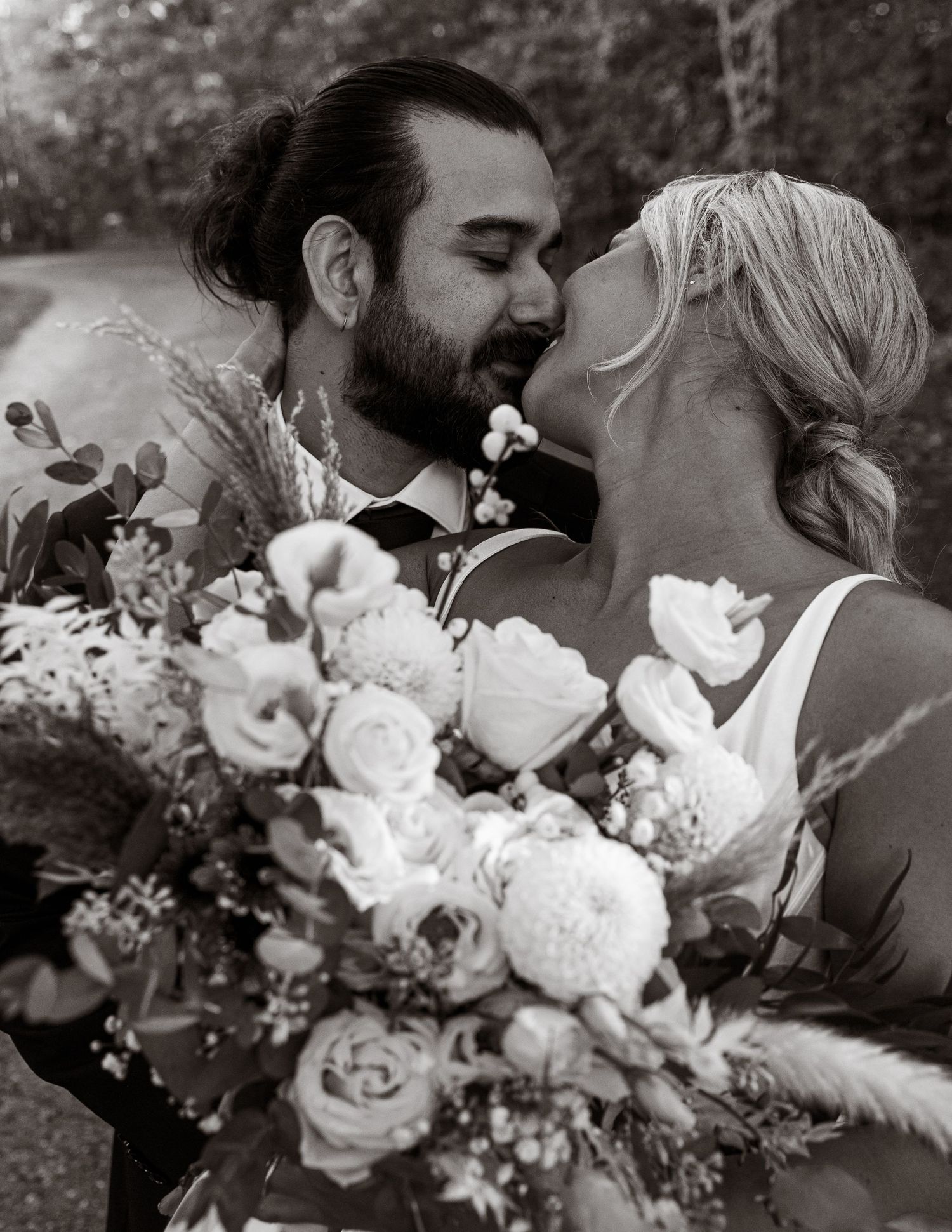 wedding elopement photos taken in muskoka ontario by ontario wedding photographer han captures