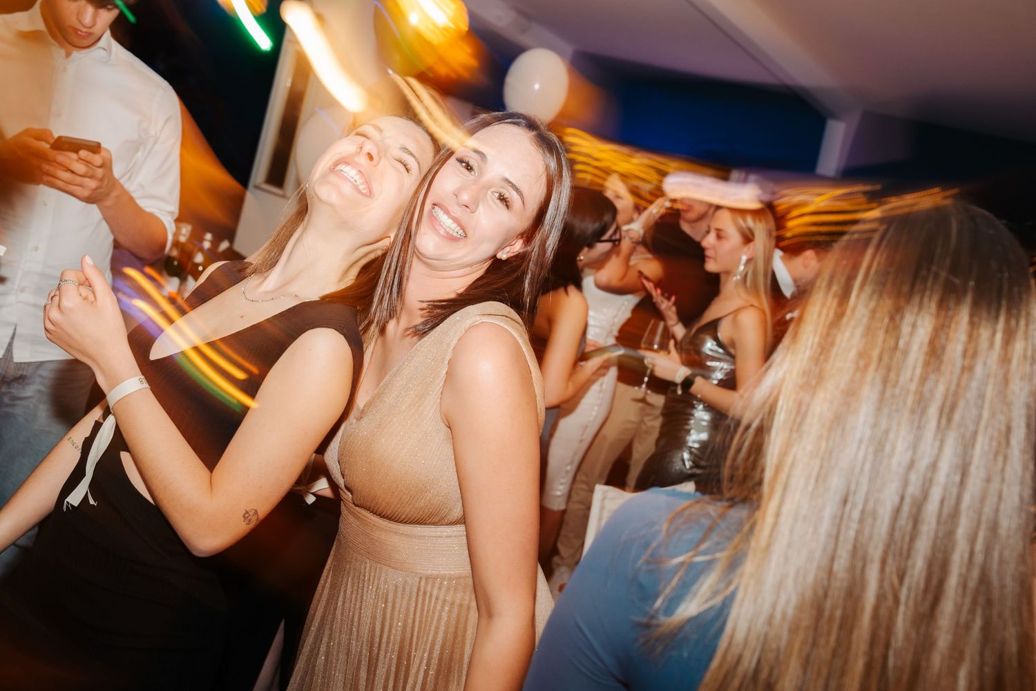 Ragazzi che festeggiano ad un diciottesimo compleanno alla terrazza versilia di Pietrasanta in Toscana