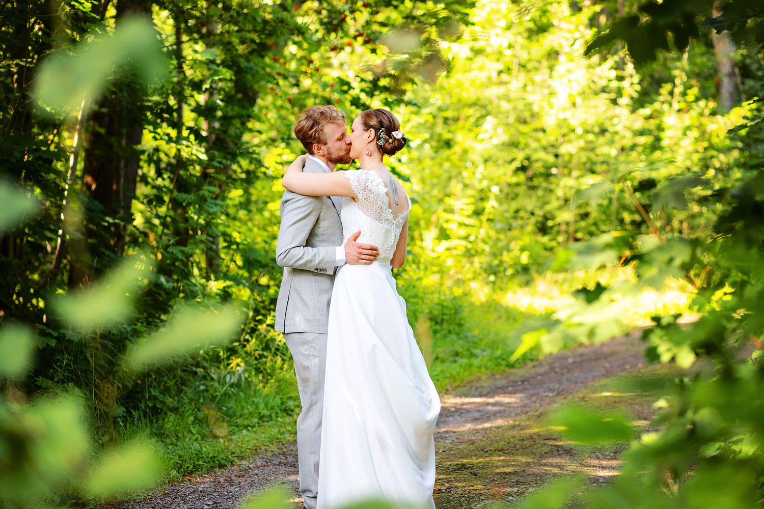 Qizni porno sotib olishga jalb qilish Fotosuratda qizlarning kokraklari korinadi.