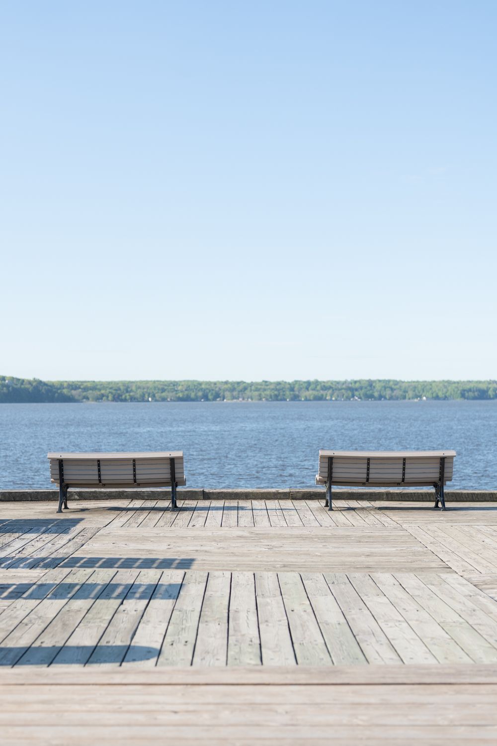 Bancs sur le quai du Parc nautique de Cap-Rouge, Québec, un endroit magnifique pour les séances photos maternité et famille