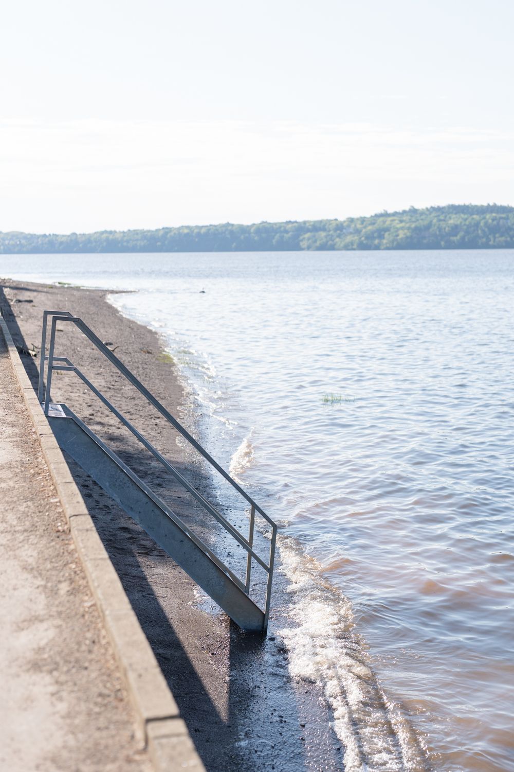 Escalier menant à la grève à marée haute à la marina de Cap-Rouge, Québec, lieu sélectionné avec soin pour les séances photos matinales