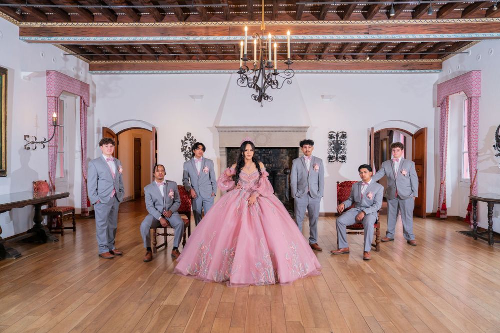 Quinceañera photos at Milwaukee Museum Villa Terrace with her chambelanes. Quicneañera fotografia Green Bay.