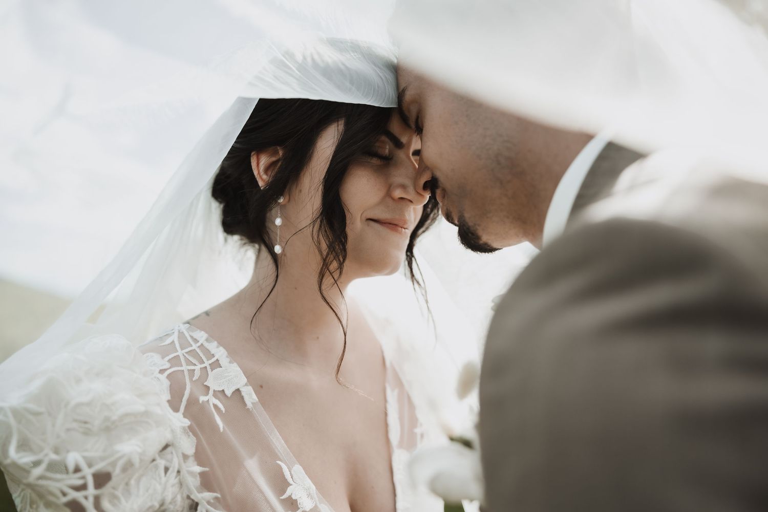 Photographe mariage Neuchâtel – Regard complice des mariés en pleine nature