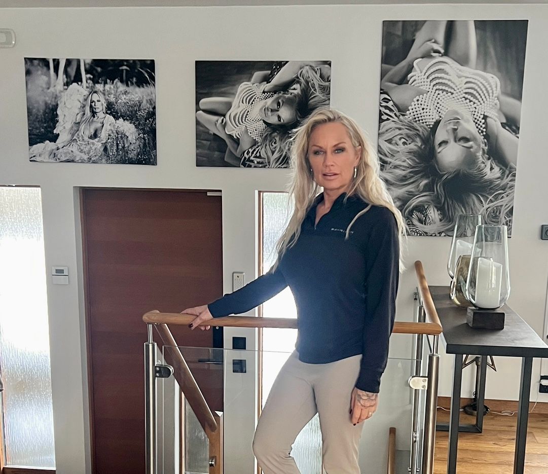 En kvinna som håller i sin tavla, bild från hennes boudoir hos Fotograf Jane Svensson.