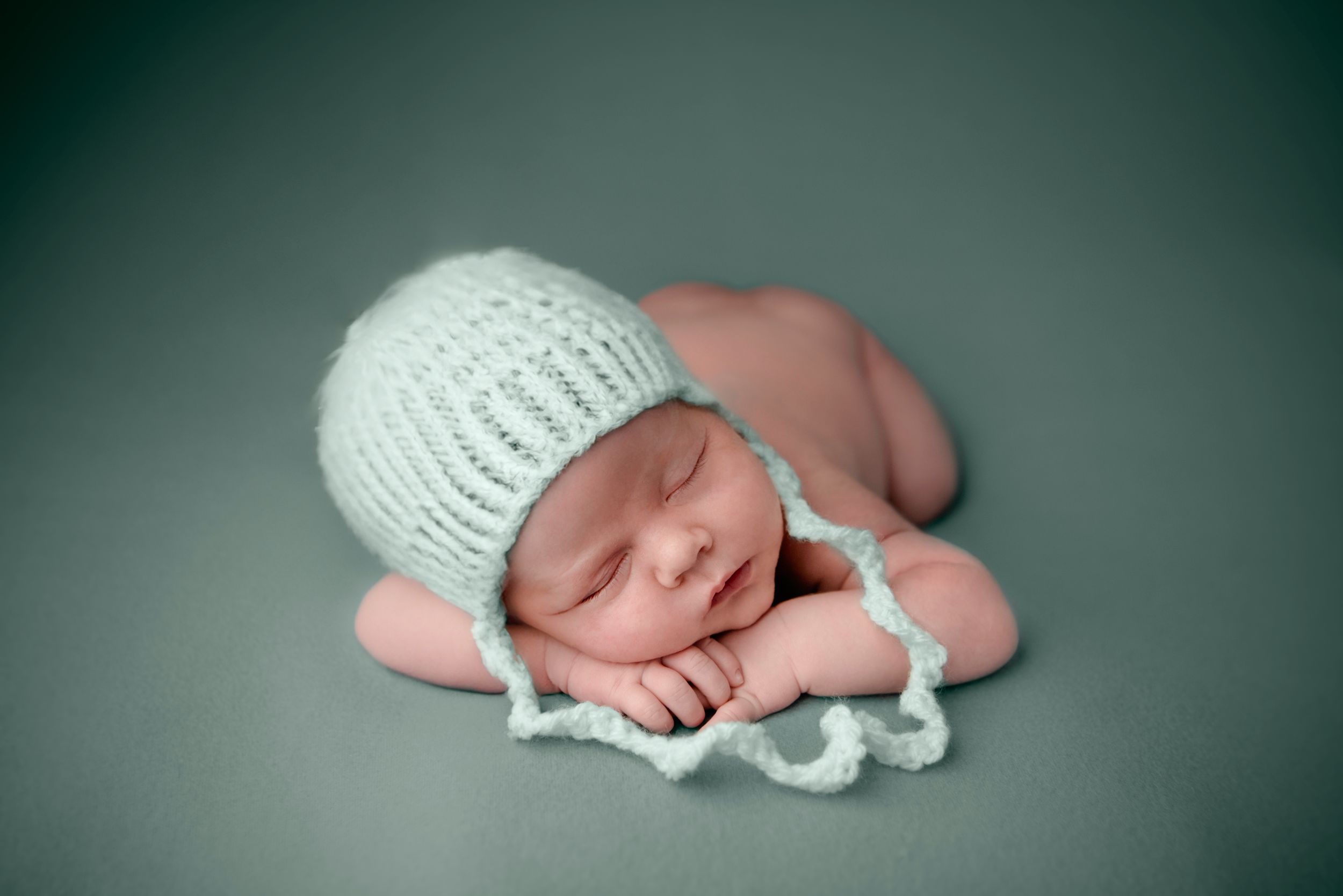 newborn baby and child photographer based in ashford kent england united kingdom in studio luxury sessions newborn little sitters cakesmash