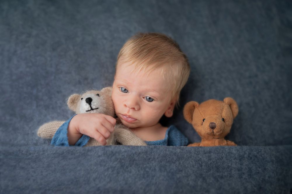 newborn baby and child photographer based in ashford kent england united kingdom in studio luxury sessions newborn little sitters cakesmash