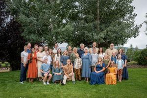Extended family + big group photos and photographer in the Heber Valley, Utah. Family reunion photos.
