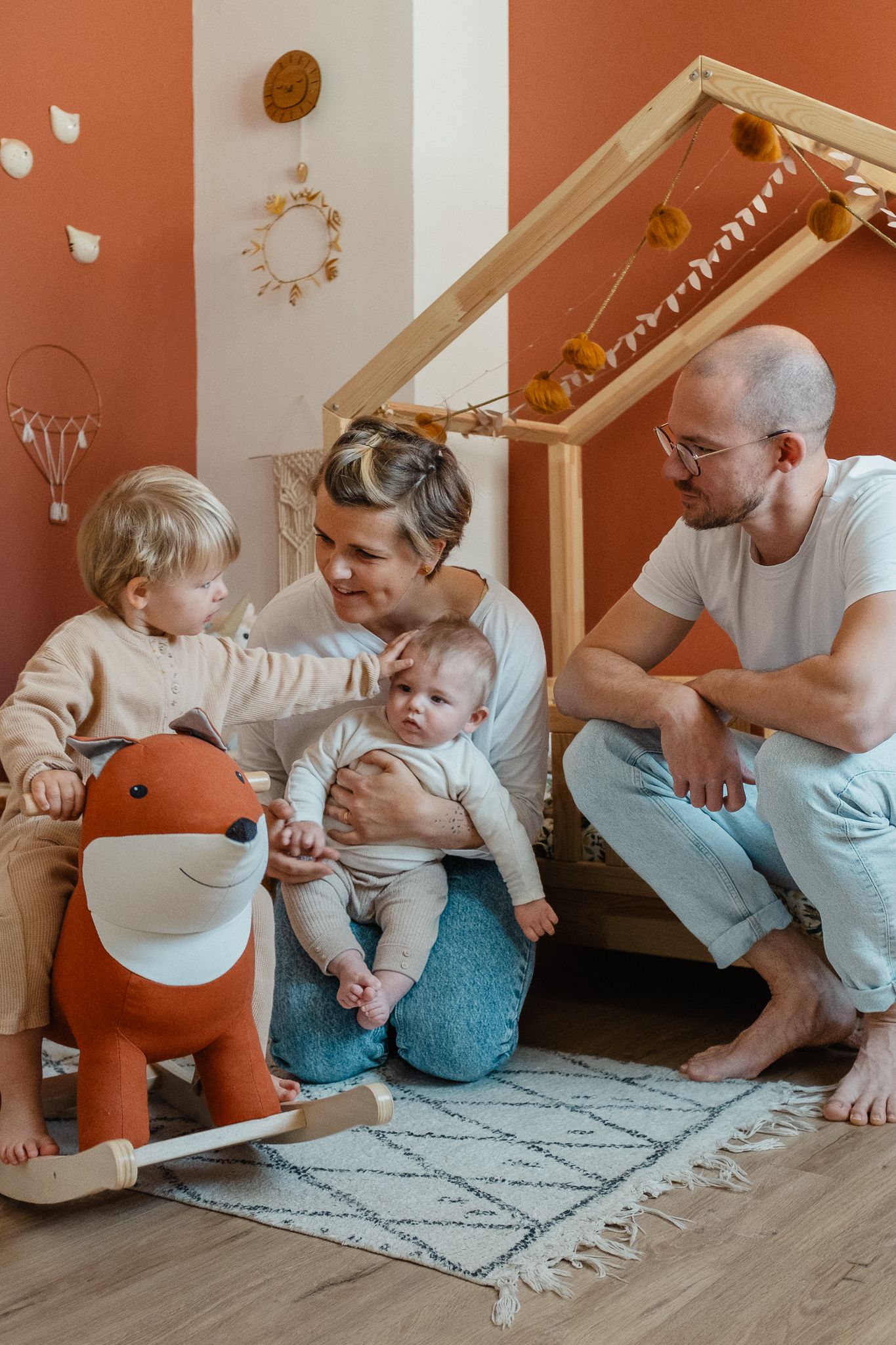 shooting photo de famille naturelle à Lille à domicile, enfants jouant avec leurs parents dans une chambre de bébé