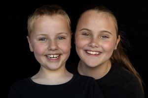 Barbara Kempeneers Fotografie, Kinderportret, Zwarte achtergrond, Broer en zus portret