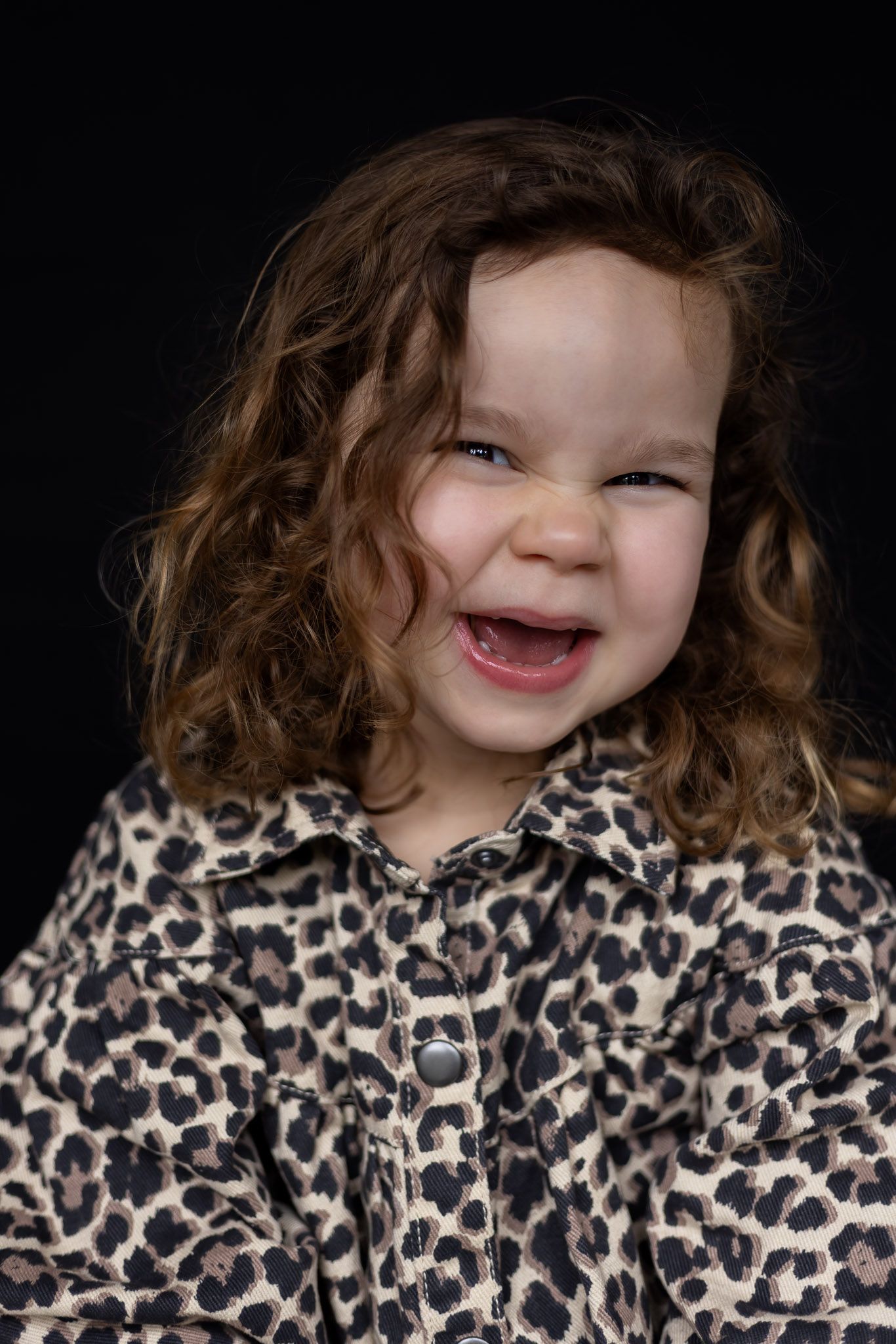 Barbara Kempeneers Fotografie, Kinderportret, Zwarte achtergrond, Lachend meisje met mooie krullen