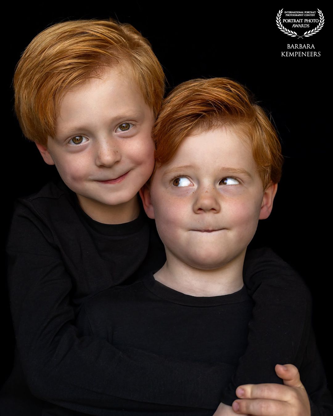 International Portrait Photo Awards, 2 jongens met mooi rood haar, ondeugende snuitjes, zwarte achtergron