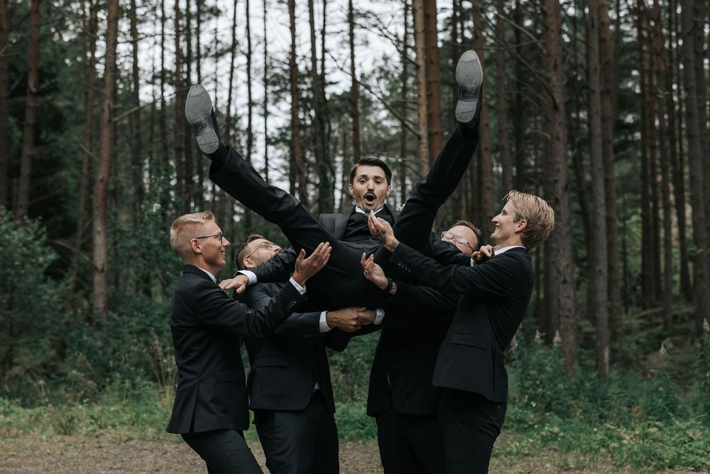 bryllup ved litlafot, bryllupsfotograf karmøy, bryllupsfotograf karmøy, brudgom og forlovere