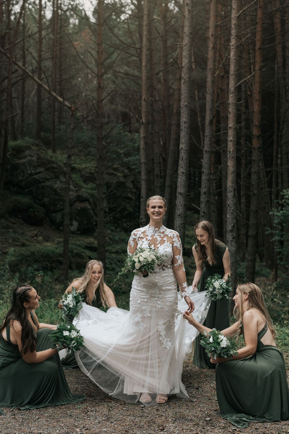litlafot bryllup fotograf irene tveit, fotografi bryllup karmøy, brud og forlovere i skogen