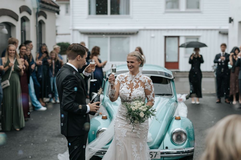 brudepar skåler med gjestene, brudepar ved skudenes mek. verksted selskapslokale på karmøy, forograf irene tveit bryllups fotograf