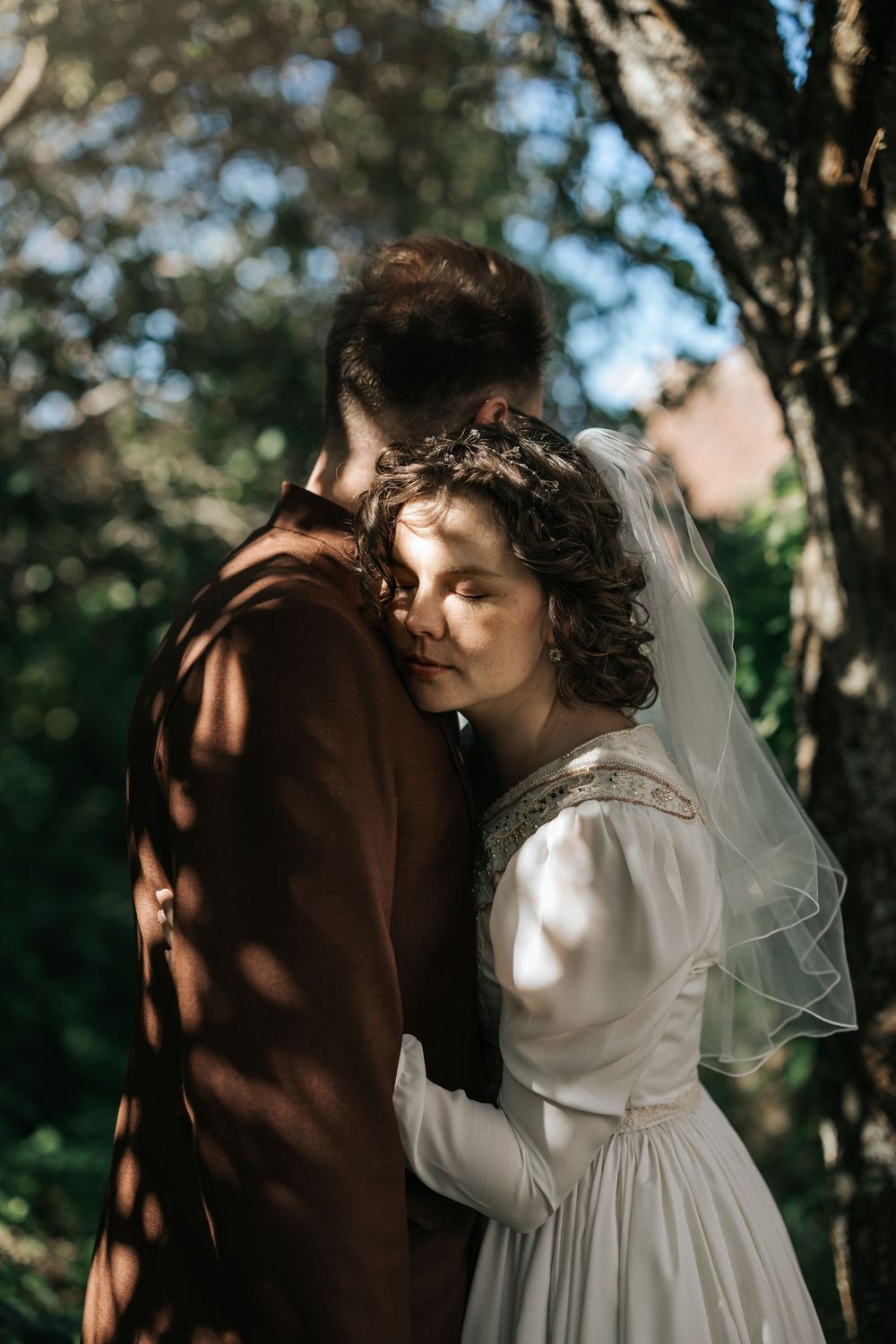 nydelig brudepar i gamlebyen skudeneshavn, fotograf irene tveit haugalandets beste fotograf fotograferer budepar