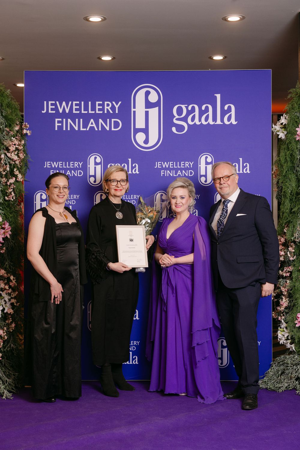 Tapahtumakuvaus Korugaalan kuvausseinällä otettu yhteiskuva Tampereella Hotelli Rosendahlissa