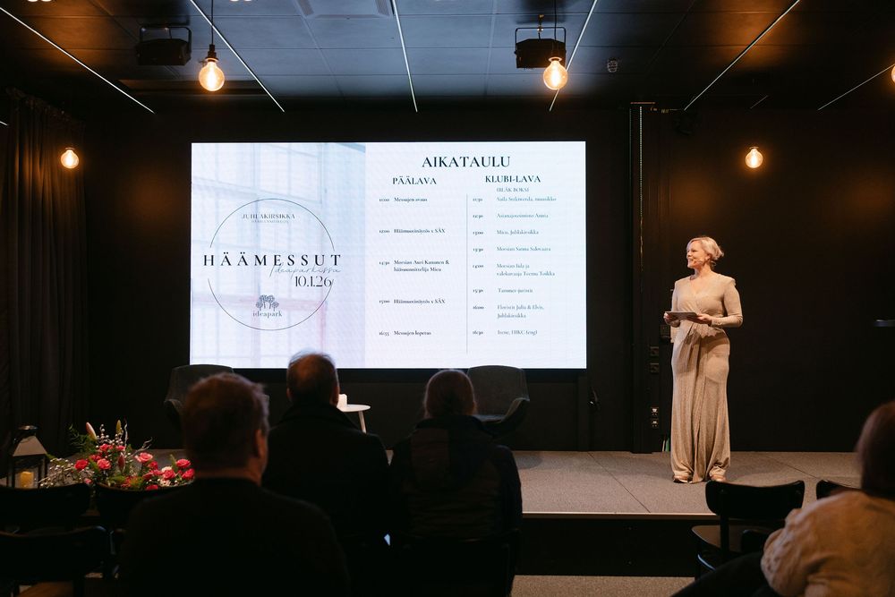 Tapahtuman juontaja häämessuilla Bläk boksissa ideaparkissa / Tapahtumakuvaus Tampere, valokuvaaja Lempäälä